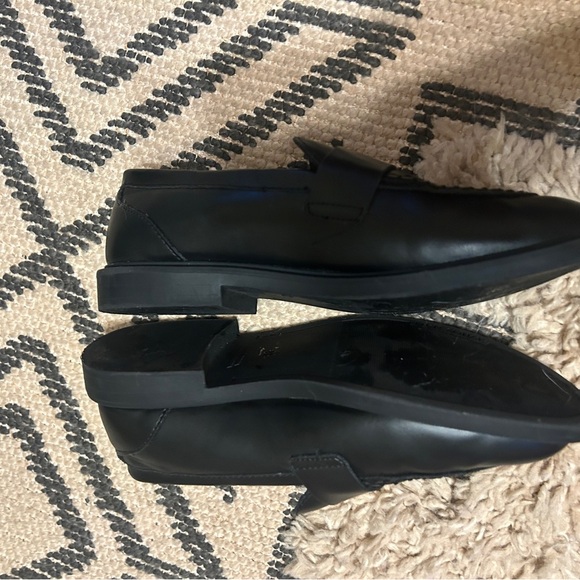 EUC Old Navy Women’s Sleek Classic Black Slip-On Loafers size 6.5 - Picture 5 of 6